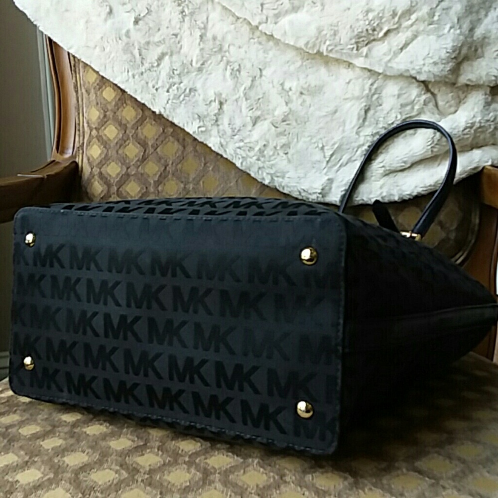 SOLD!!  Michael Kors Black & red LV together - Picture 3 of 8
